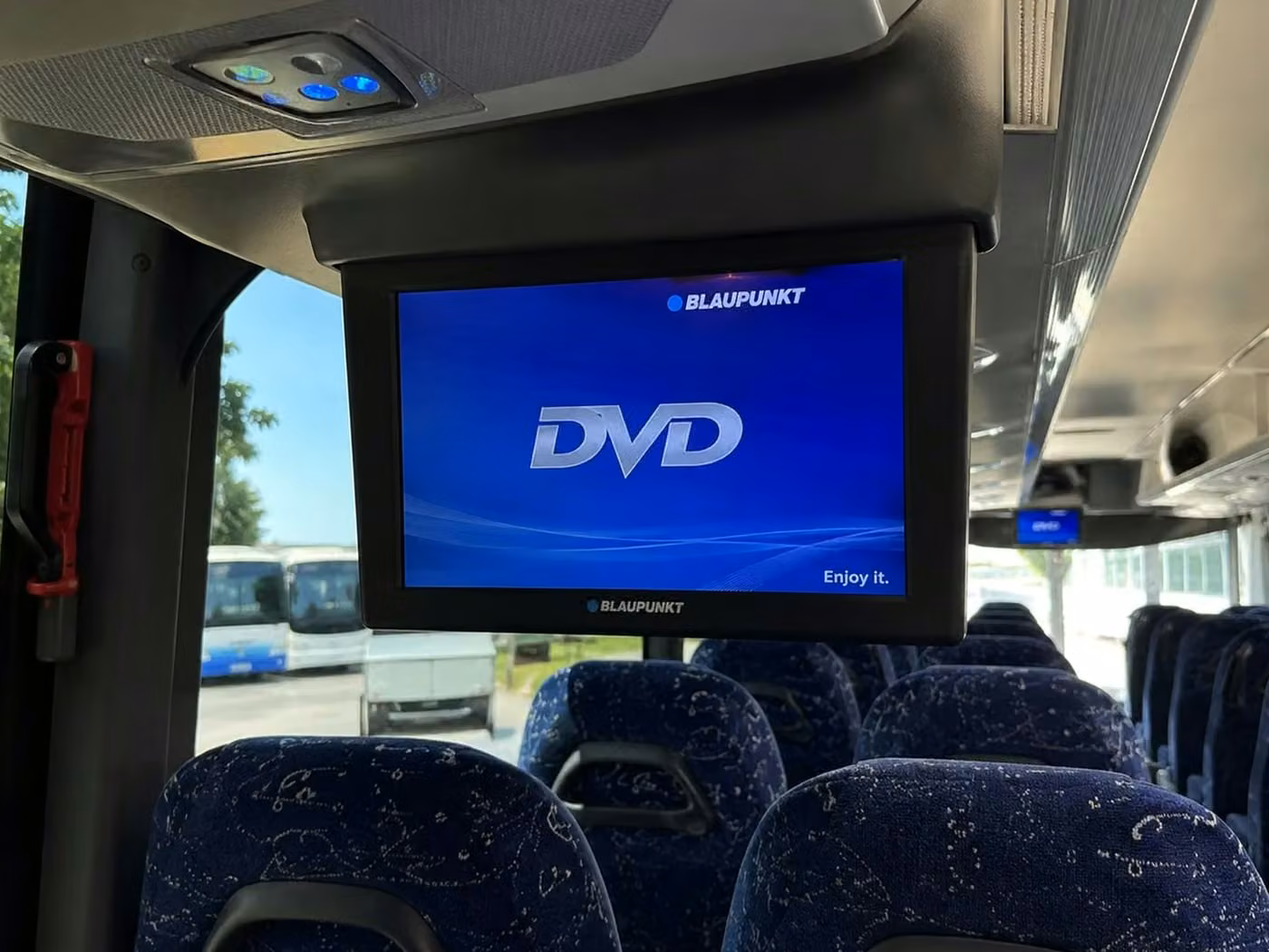 dunedin 56 passenger charter bus tvs
